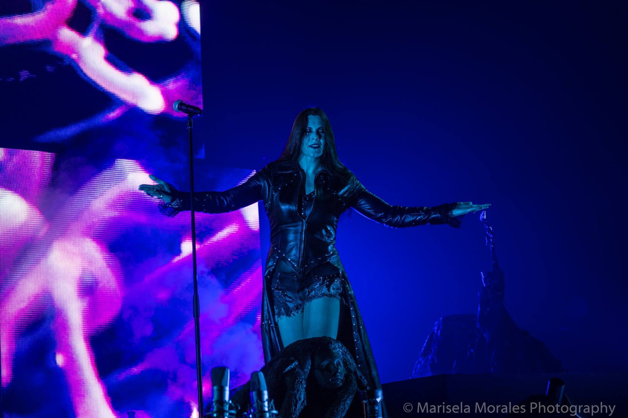 Nightwish концерт. Nightwish Wembley. Группа Nightwish концерт. Nightwish фото с концертов. Найтвиш концерт в дыму.
